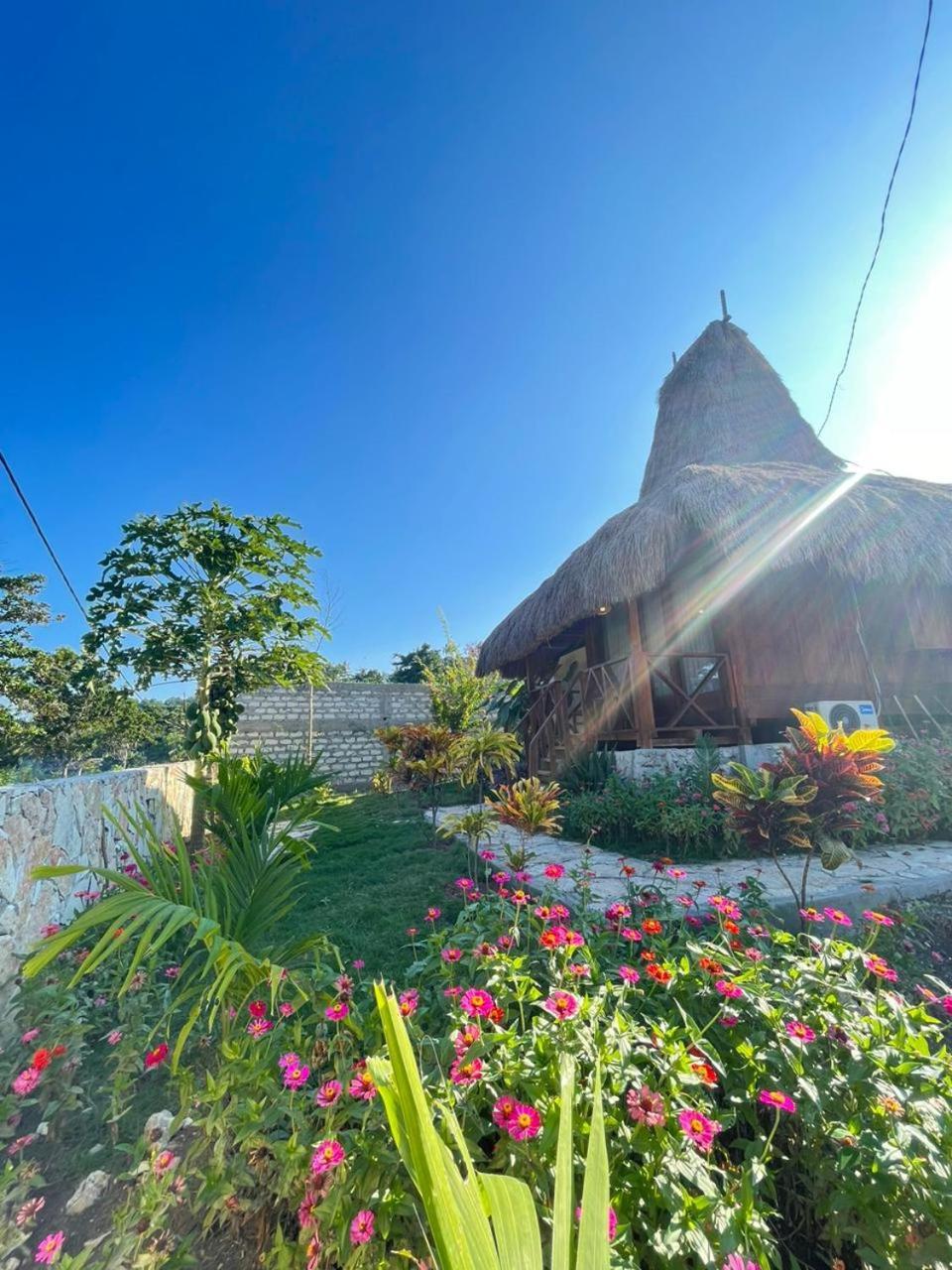 Three Queen Villa And Homestay Waikabubak Exterior foto